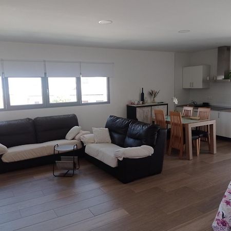 Loft para 2 personas con cocina americana con gran luminosidad, TV 42, cama de matrimonio con colchón de buena calidad, dos sofás grandes y comodos , con baño con plato de ducha,chimenea interior y 2terrazas de unos 50 metros y barbacoa exterior,pre Herencia Esterno foto