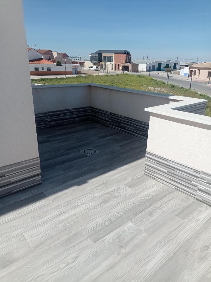 Loft para 2 personas con cocina americana con gran luminosidad, TV 42, cama de matrimonio con colchón de buena calidad, dos sofás grandes y comodos , con baño con plato de ducha,chimenea interior y 2terrazas de unos 50 metros y barbacoa exterior,pre Herencia Esterno foto