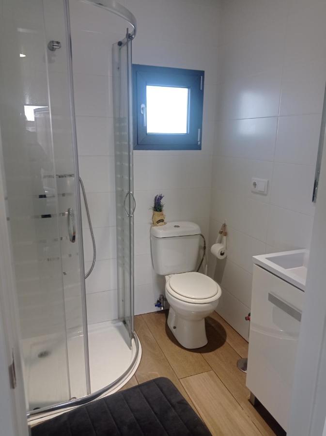 Loft para 2 personas con cocina americana con gran luminosidad, TV 42, cama de matrimonio con colchón de buena calidad, dos sofás grandes y comodos , con baño con plato de ducha,chimenea interior y 2terrazas de unos 50 metros y barbacoa exterior,pre Herencia Esterno foto