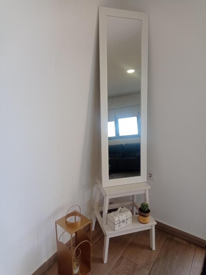 Loft para 2 personas con cocina americana con gran luminosidad, TV 42, cama de matrimonio con colchón de buena calidad, dos sofás grandes y comodos , con baño con plato de ducha,chimenea interior y 2terrazas de unos 50 metros y barbacoa exterior,pre Herencia Esterno foto