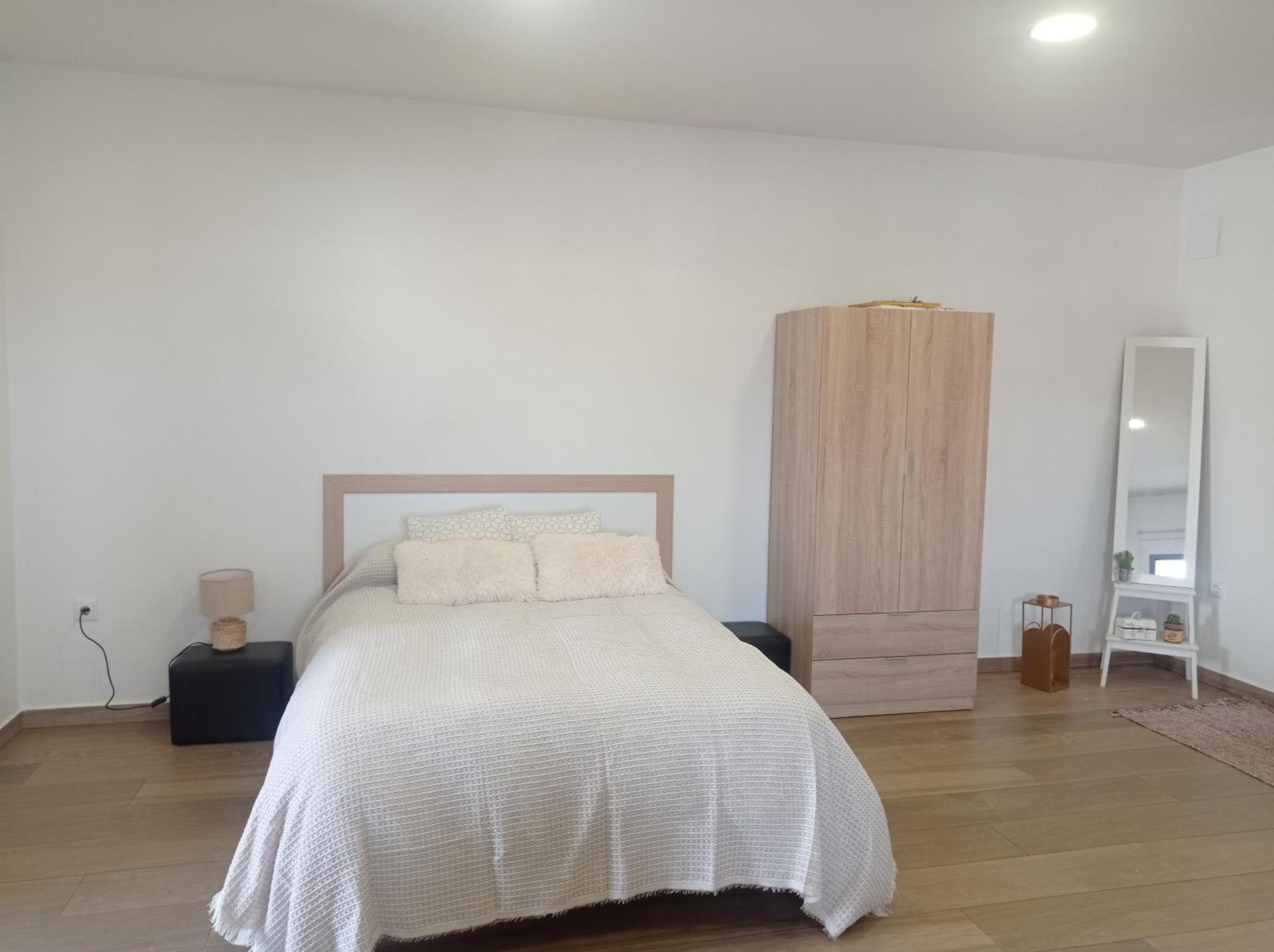 Loft para 2 personas con cocina americana con gran luminosidad, TV 42, cama de matrimonio con colchón de buena calidad, dos sofás grandes y comodos , con baño con plato de ducha,chimenea interior y 2terrazas de unos 50 metros y barbacoa exterior,pre Herencia Esterno foto