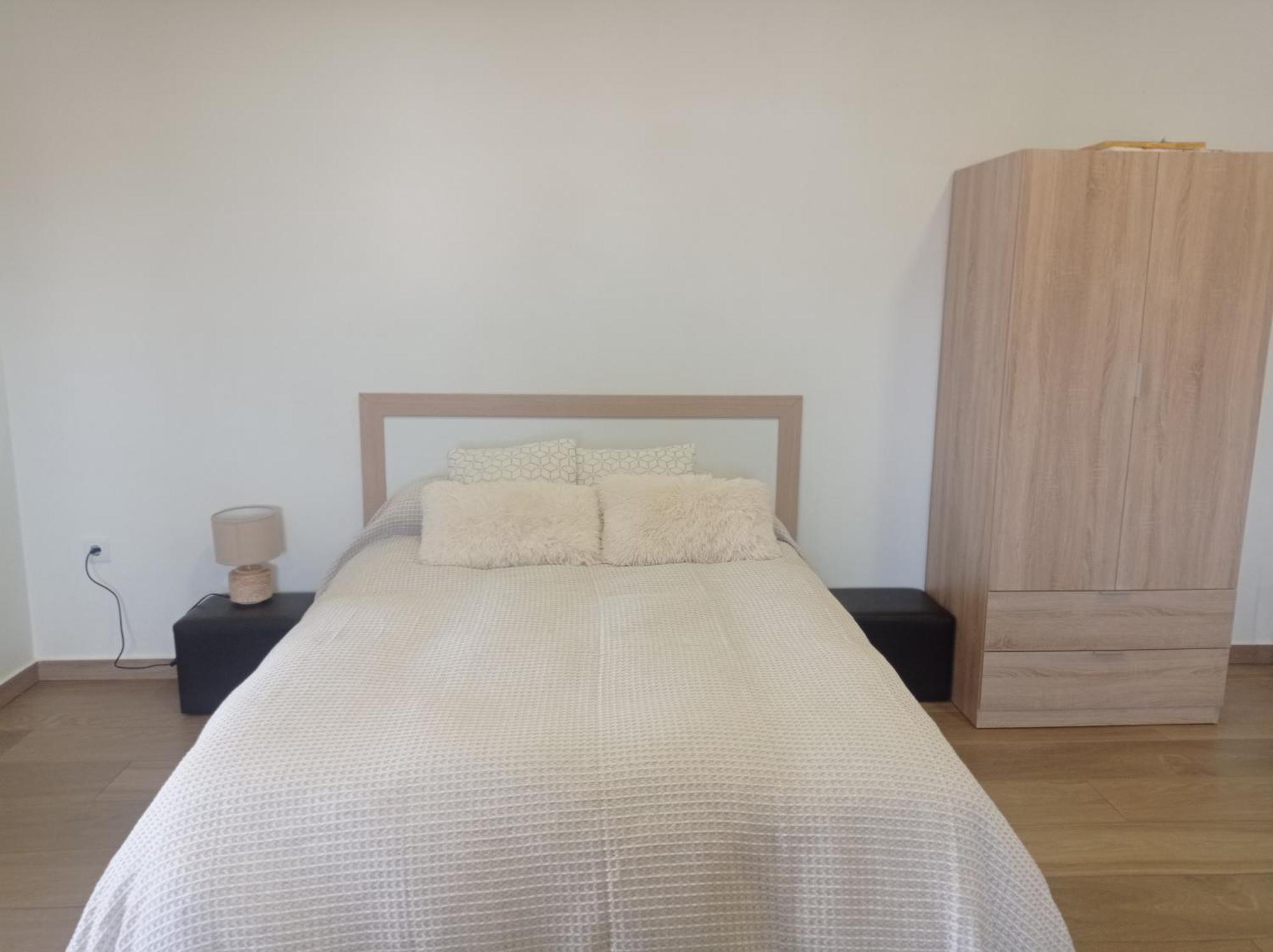 Loft para 2 personas con cocina americana con gran luminosidad, TV 42, cama de matrimonio con colchón de buena calidad, dos sofás grandes y comodos , con baño con plato de ducha,chimenea interior y 2terrazas de unos 50 metros y barbacoa exterior,pre Herencia Esterno foto