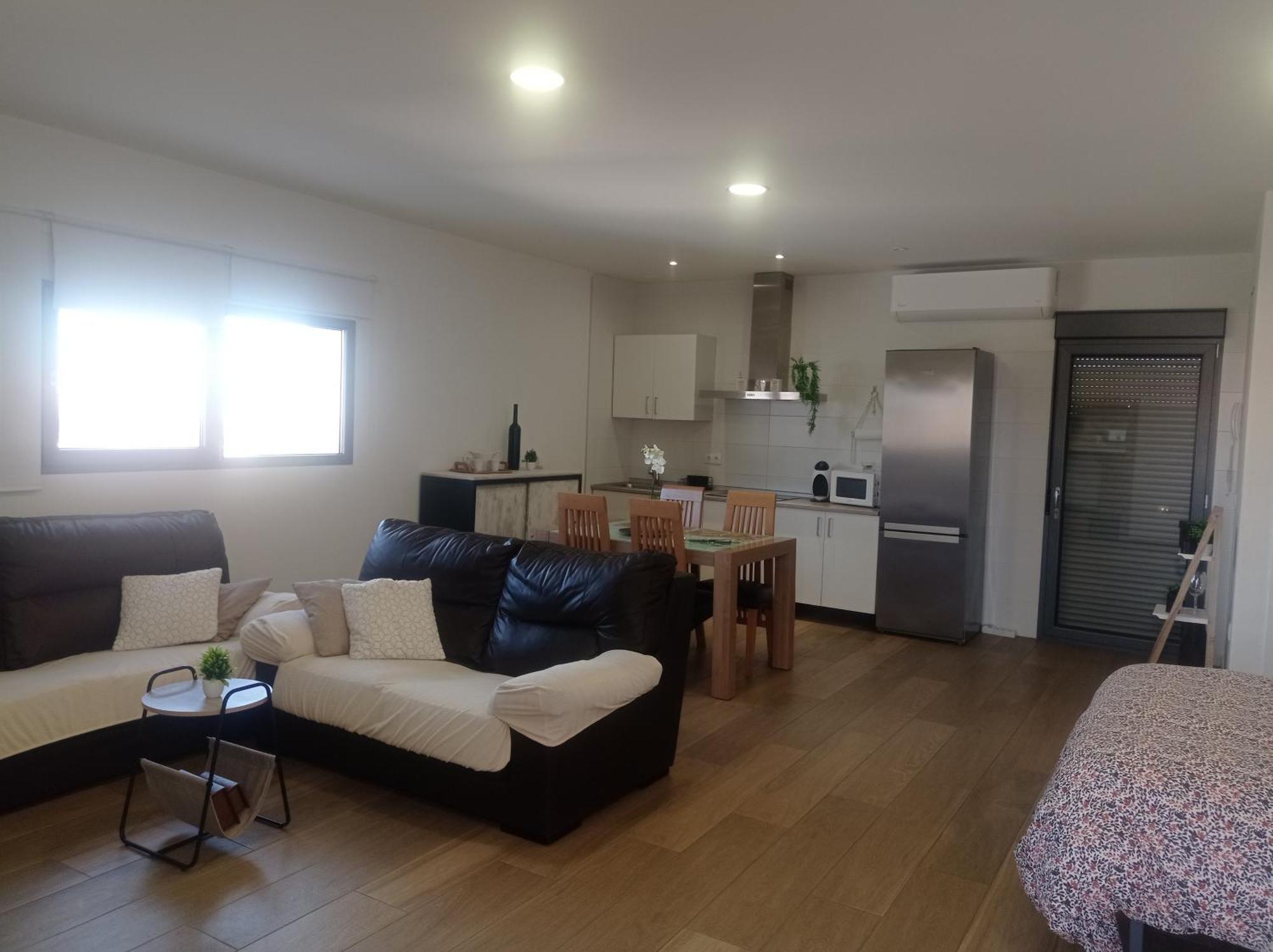 Loft para 2 personas con cocina americana con gran luminosidad, TV 42, cama de matrimonio con colchón de buena calidad, dos sofás grandes y comodos , con baño con plato de ducha,chimenea interior y 2terrazas de unos 50 metros y barbacoa exterior,pre Herencia Esterno foto