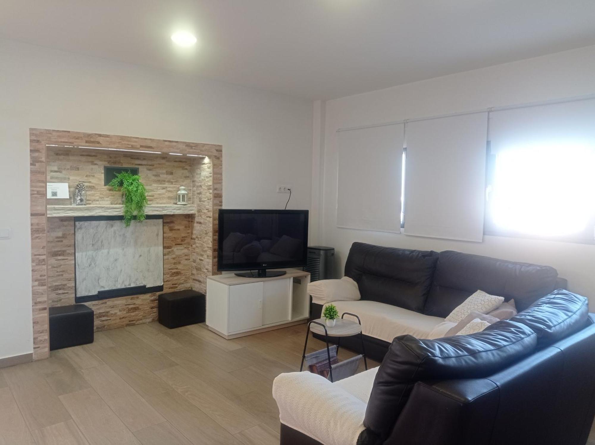 Loft para 2 personas con cocina americana con gran luminosidad, TV 42, cama de matrimonio con colchón de buena calidad, dos sofás grandes y comodos , con baño con plato de ducha,chimenea interior y 2terrazas de unos 50 metros y barbacoa exterior,pre Herencia Esterno foto