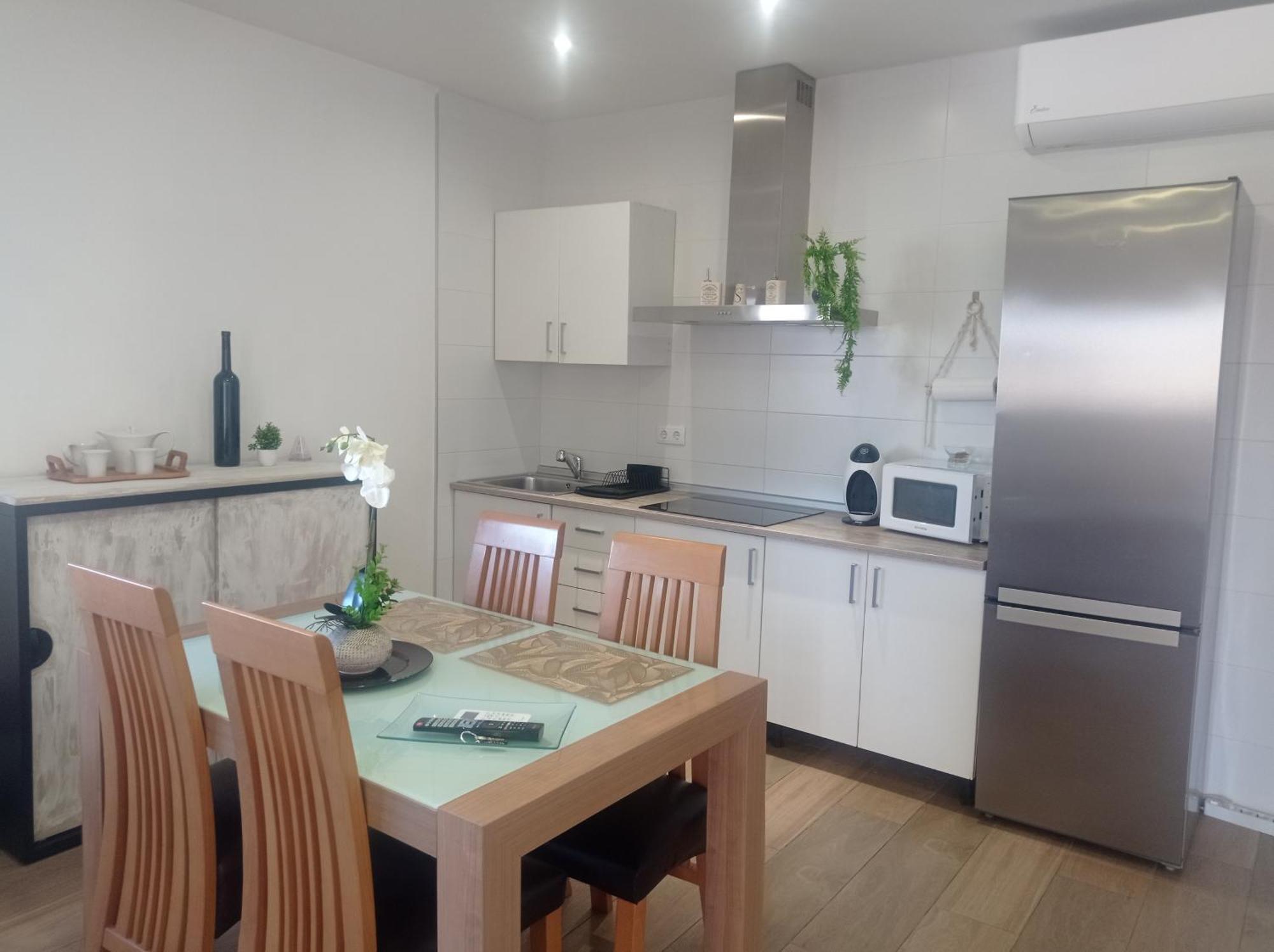 Loft para 2 personas con cocina americana con gran luminosidad, TV 42, cama de matrimonio con colchón de buena calidad, dos sofás grandes y comodos , con baño con plato de ducha,chimenea interior y 2terrazas de unos 50 metros y barbacoa exterior,pre Herencia Esterno foto
