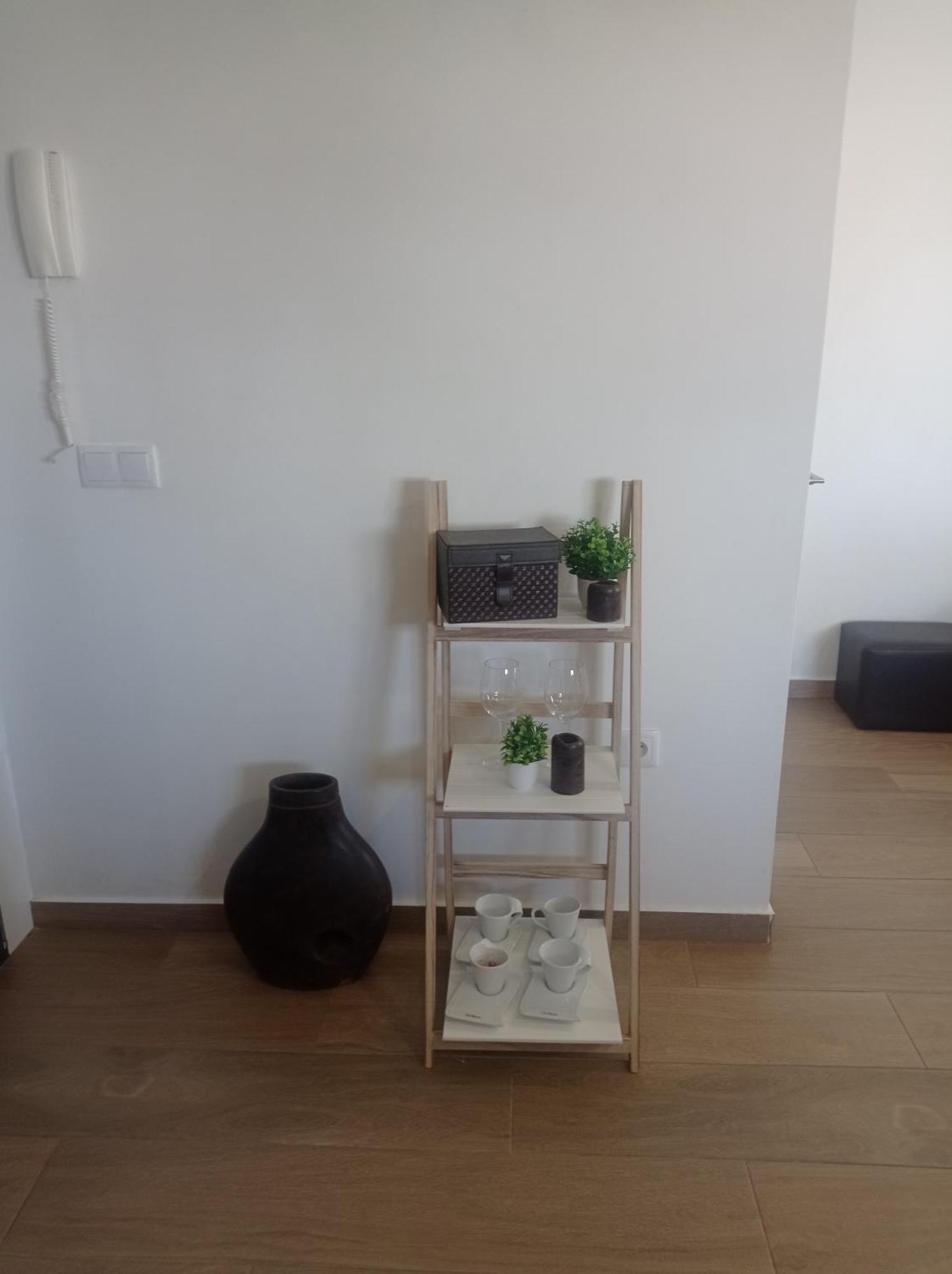 Loft para 2 personas con cocina americana con gran luminosidad, TV 42, cama de matrimonio con colchón de buena calidad, dos sofás grandes y comodos , con baño con plato de ducha,chimenea interior y 2terrazas de unos 50 metros y barbacoa exterior,pre Herencia Esterno foto