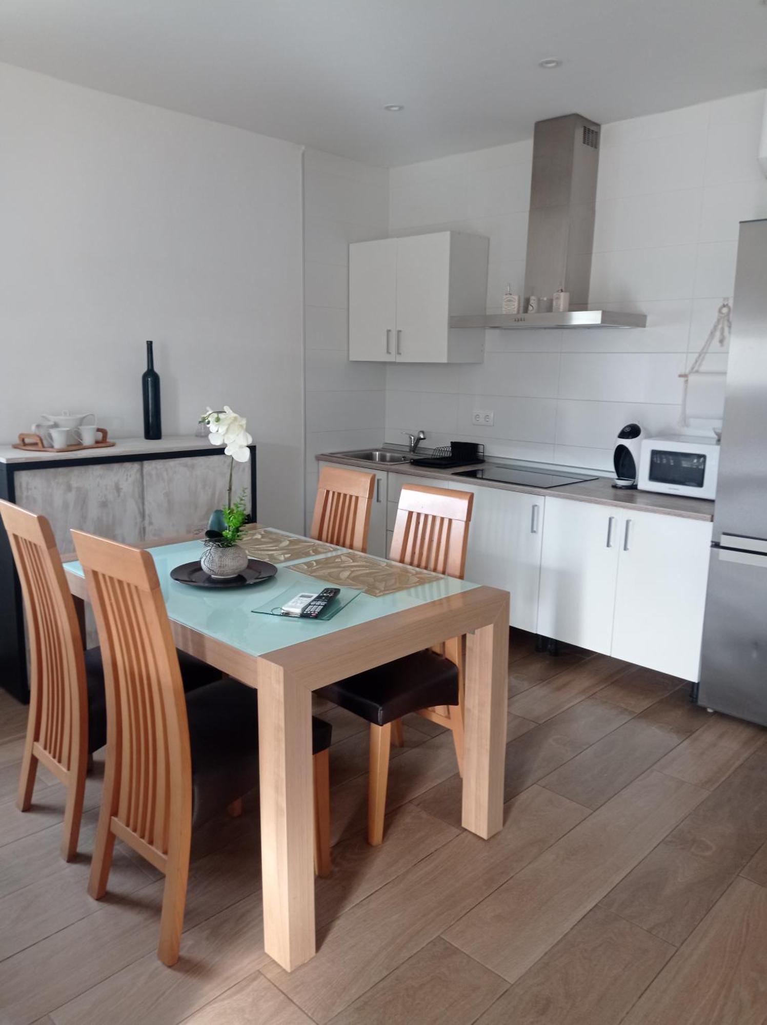 Loft para 2 personas con cocina americana con gran luminosidad, TV 42, cama de matrimonio con colchón de buena calidad, dos sofás grandes y comodos , con baño con plato de ducha,chimenea interior y 2terrazas de unos 50 metros y barbacoa exterior,pre Herencia Esterno foto