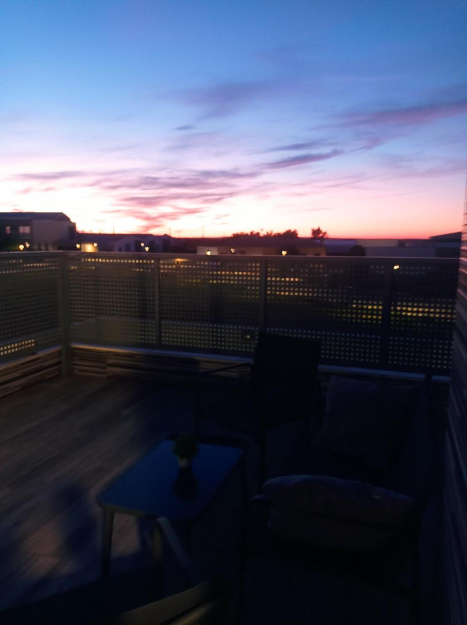Loft para 2 personas con cocina americana con gran luminosidad, TV 42, cama de matrimonio con colchón de buena calidad, dos sofás grandes y comodos , con baño con plato de ducha,chimenea interior y 2terrazas de unos 50 metros y barbacoa exterior,pre Herencia Esterno foto