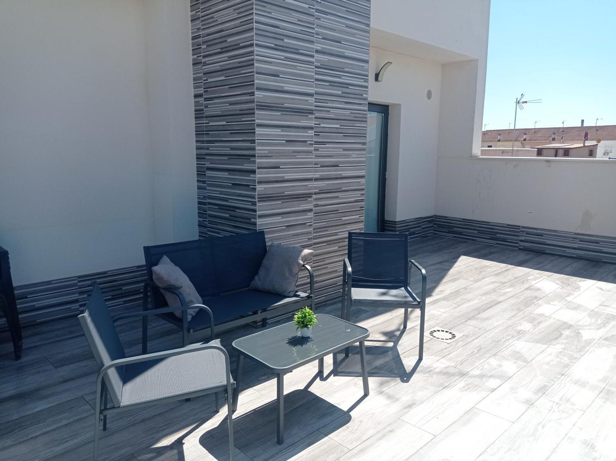 Loft para 2 personas con cocina americana con gran luminosidad, TV 42, cama de matrimonio con colchón de buena calidad, dos sofás grandes y comodos , con baño con plato de ducha,chimenea interior y 2terrazas de unos 50 metros y barbacoa exterior,pre Herencia Esterno foto