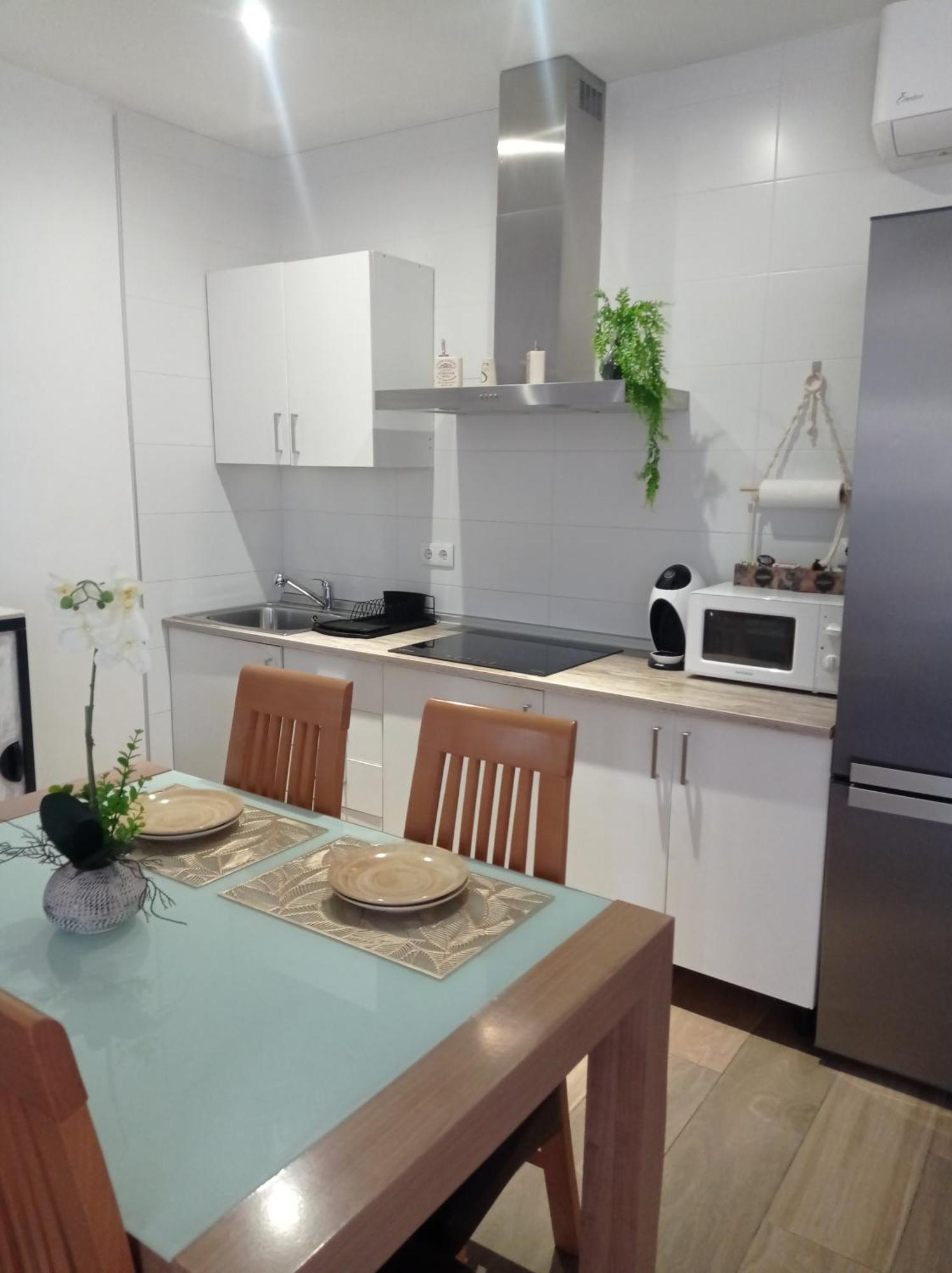 Loft para 2 personas con cocina americana con gran luminosidad, TV 42, cama de matrimonio con colchón de buena calidad, dos sofás grandes y comodos , con baño con plato de ducha,chimenea interior y 2terrazas de unos 50 metros y barbacoa exterior,pre Herencia Esterno foto