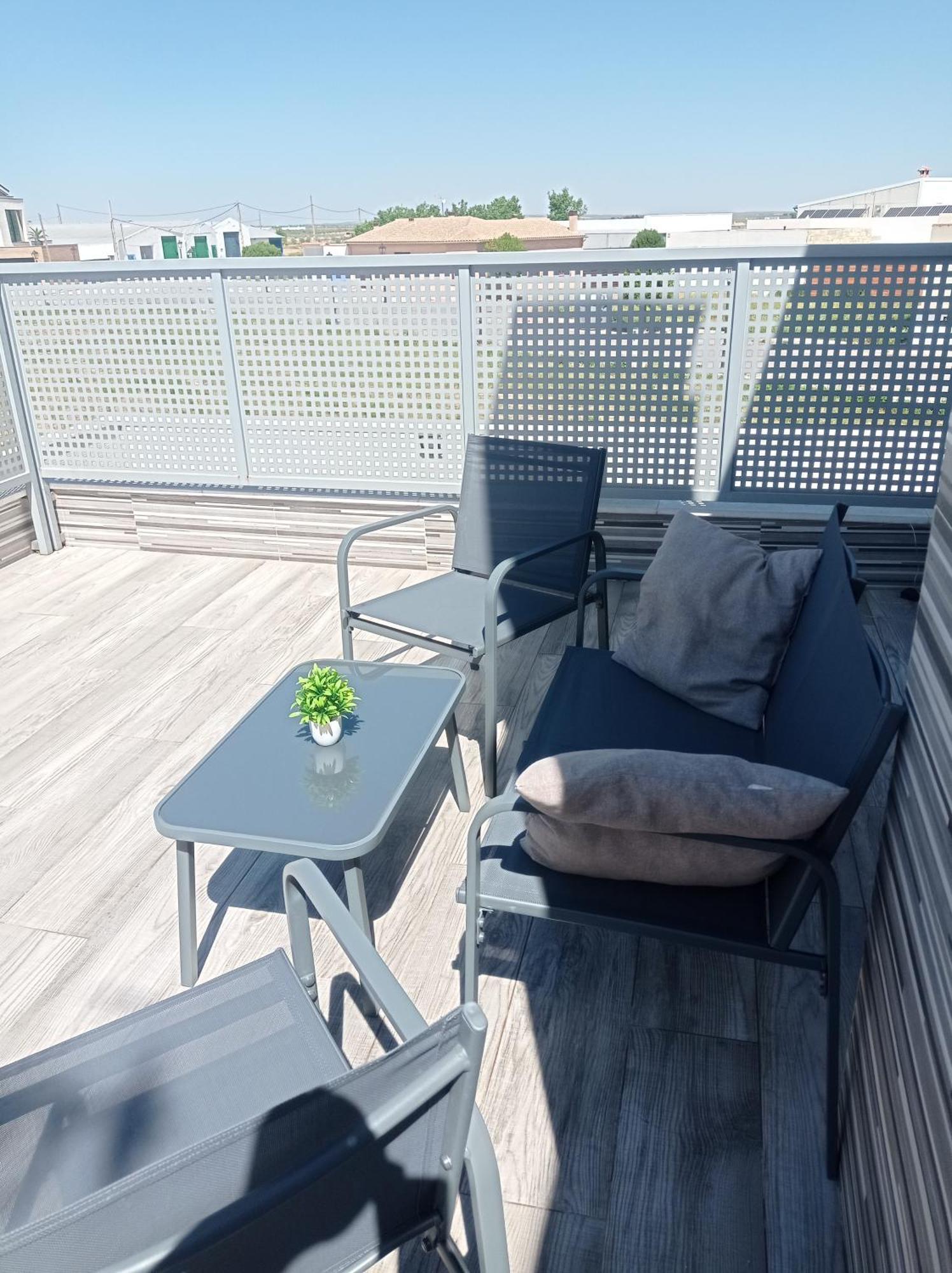 Loft para 2 personas con cocina americana con gran luminosidad, TV 42, cama de matrimonio con colchón de buena calidad, dos sofás grandes y comodos , con baño con plato de ducha,chimenea interior y 2terrazas de unos 50 metros y barbacoa exterior,pre Herencia Esterno foto