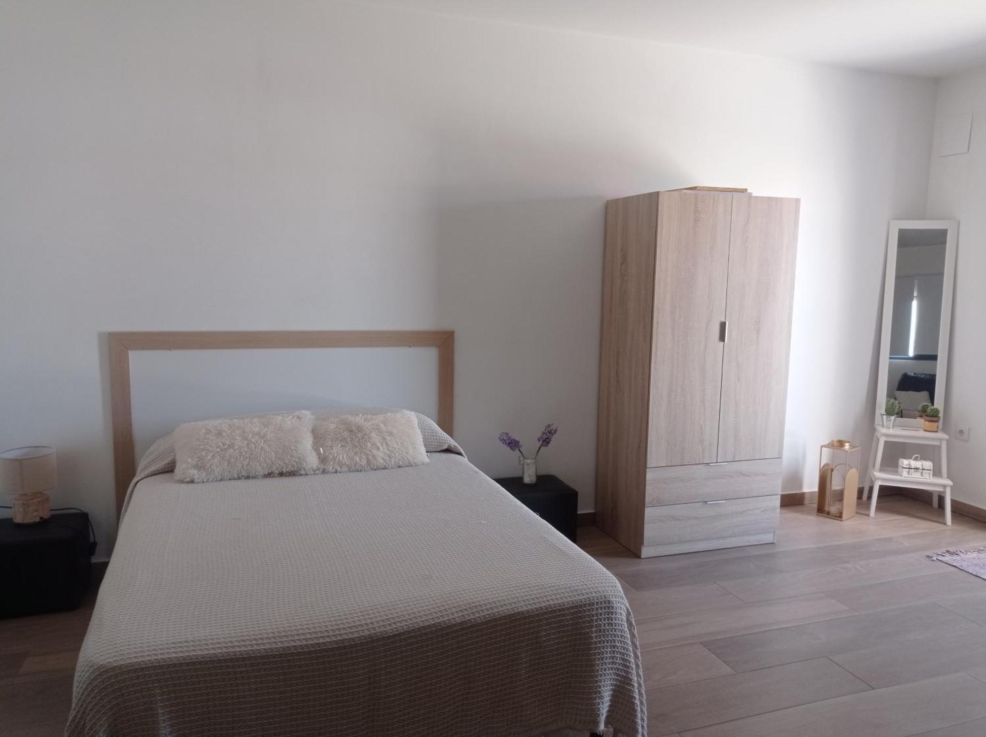 Loft para 2 personas con cocina americana con gran luminosidad, TV 42, cama de matrimonio con colchón de buena calidad, dos sofás grandes y comodos , con baño con plato de ducha,chimenea interior y 2terrazas de unos 50 metros y barbacoa exterior,pre Herencia Esterno foto