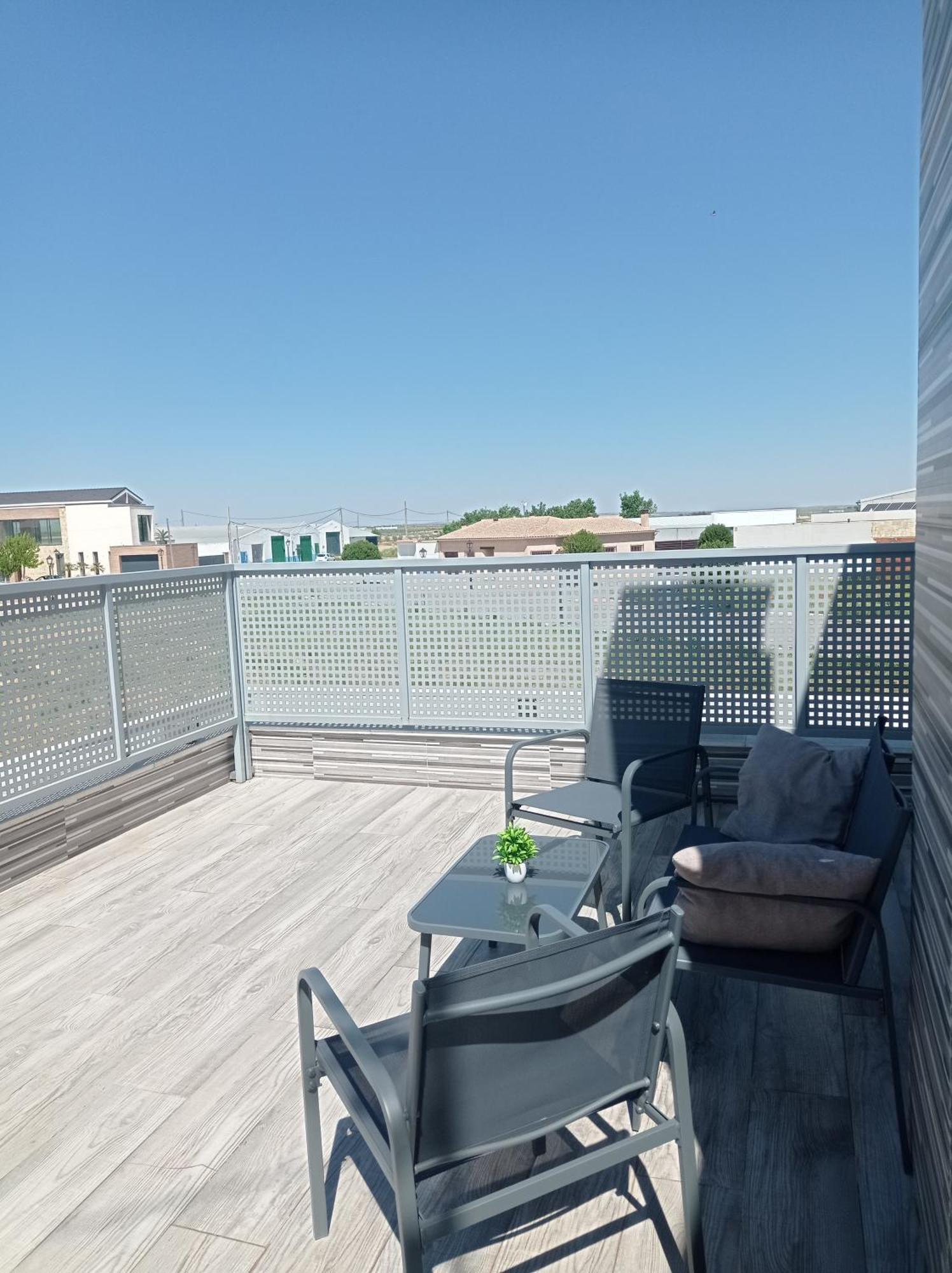 Loft para 2 personas con cocina americana con gran luminosidad, TV 42, cama de matrimonio con colchón de buena calidad, dos sofás grandes y comodos , con baño con plato de ducha,chimenea interior y 2terrazas de unos 50 metros y barbacoa exterior,pre Herencia Esterno foto