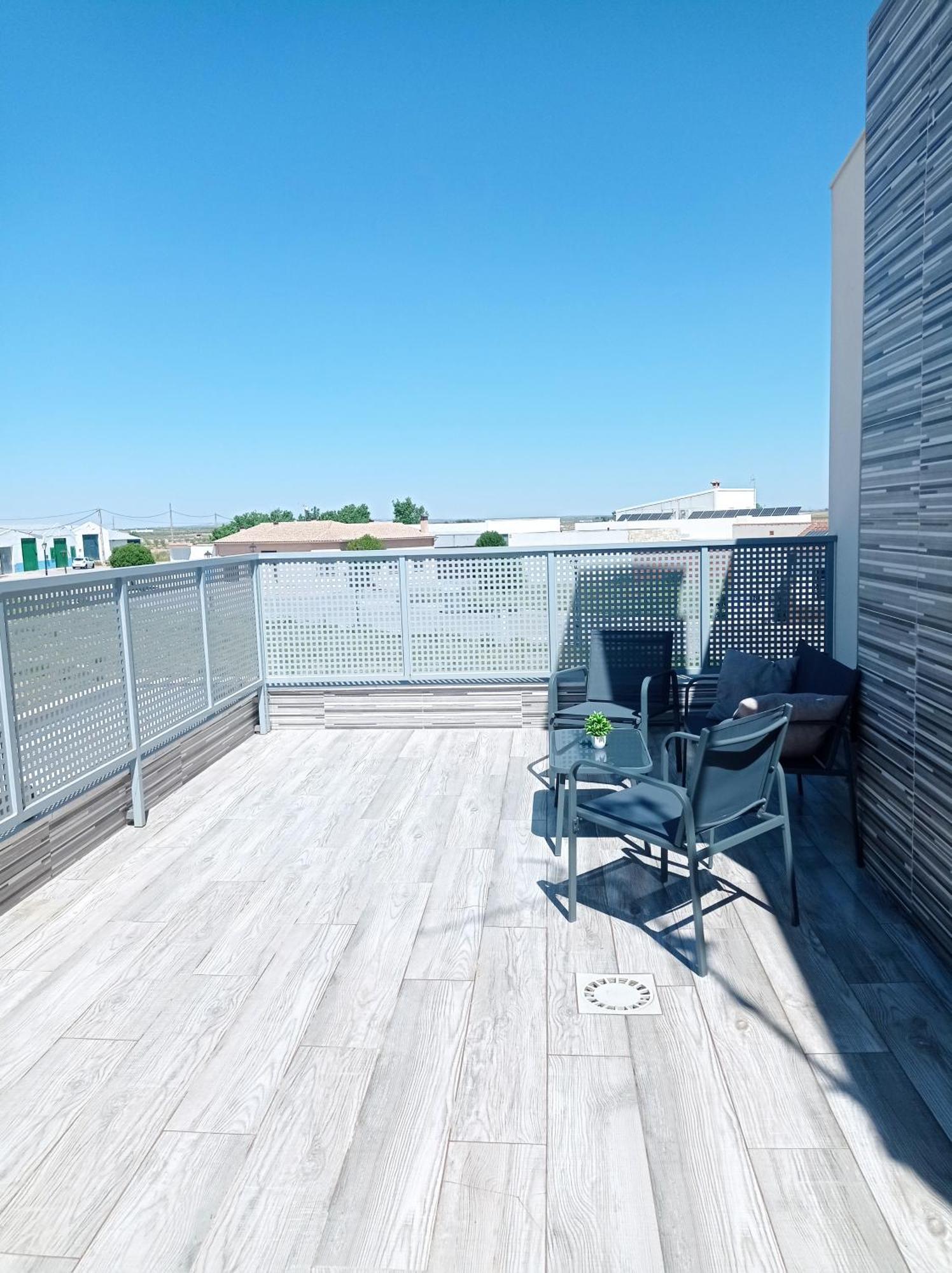 Loft para 2 personas con cocina americana con gran luminosidad, TV 42, cama de matrimonio con colchón de buena calidad, dos sofás grandes y comodos , con baño con plato de ducha,chimenea interior y 2terrazas de unos 50 metros y barbacoa exterior,pre Herencia Esterno foto