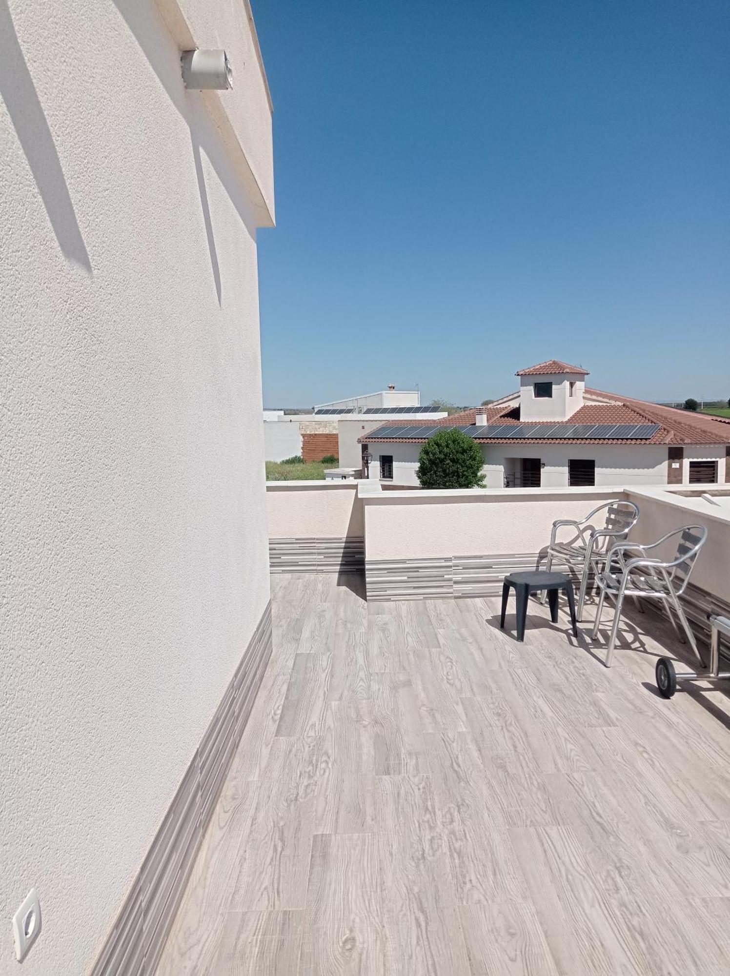 Loft para 2 personas con cocina americana con gran luminosidad, TV 42, cama de matrimonio con colchón de buena calidad, dos sofás grandes y comodos , con baño con plato de ducha,chimenea interior y 2terrazas de unos 50 metros y barbacoa exterior,pre Herencia Esterno foto