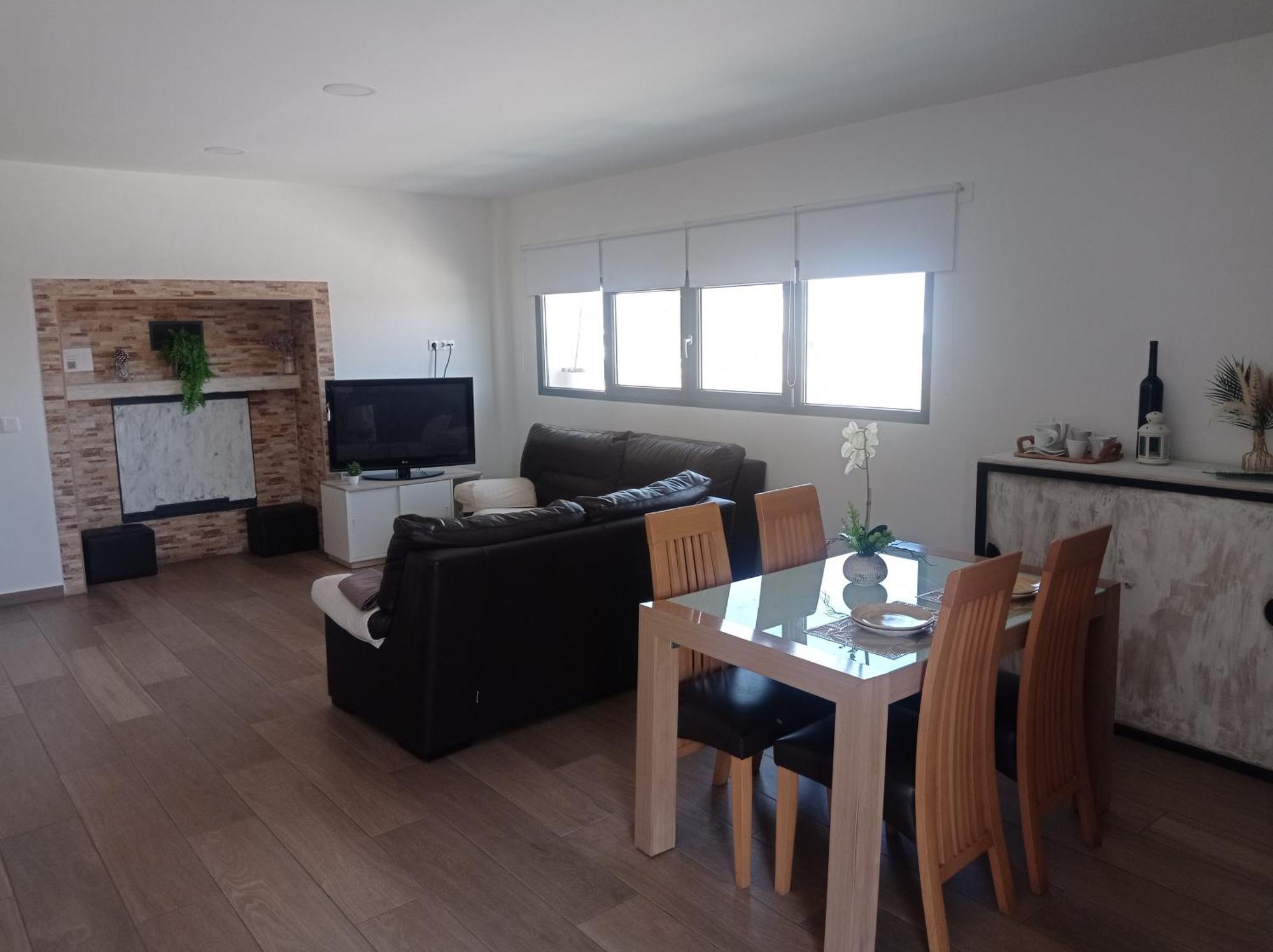 Loft para 2 personas con cocina americana con gran luminosidad, TV 42, cama de matrimonio con colchón de buena calidad, dos sofás grandes y comodos , con baño con plato de ducha,chimenea interior y 2terrazas de unos 50 metros y barbacoa exterior,pre Herencia Esterno foto