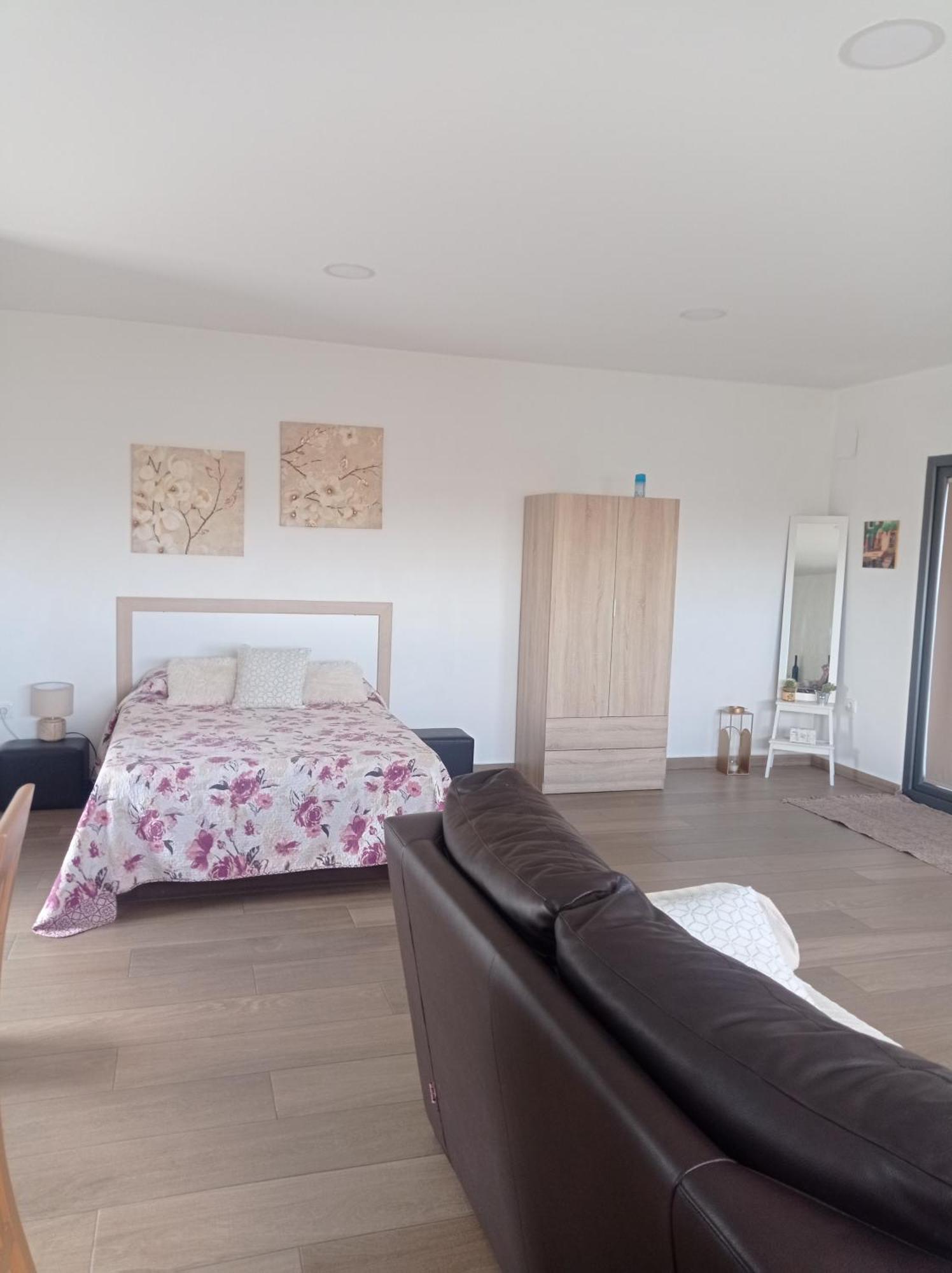 Loft para 2 personas con cocina americana con gran luminosidad, TV 42, cama de matrimonio con colchón de buena calidad, dos sofás grandes y comodos , con baño con plato de ducha,chimenea interior y 2terrazas de unos 50 metros y barbacoa exterior,pre Herencia Esterno foto