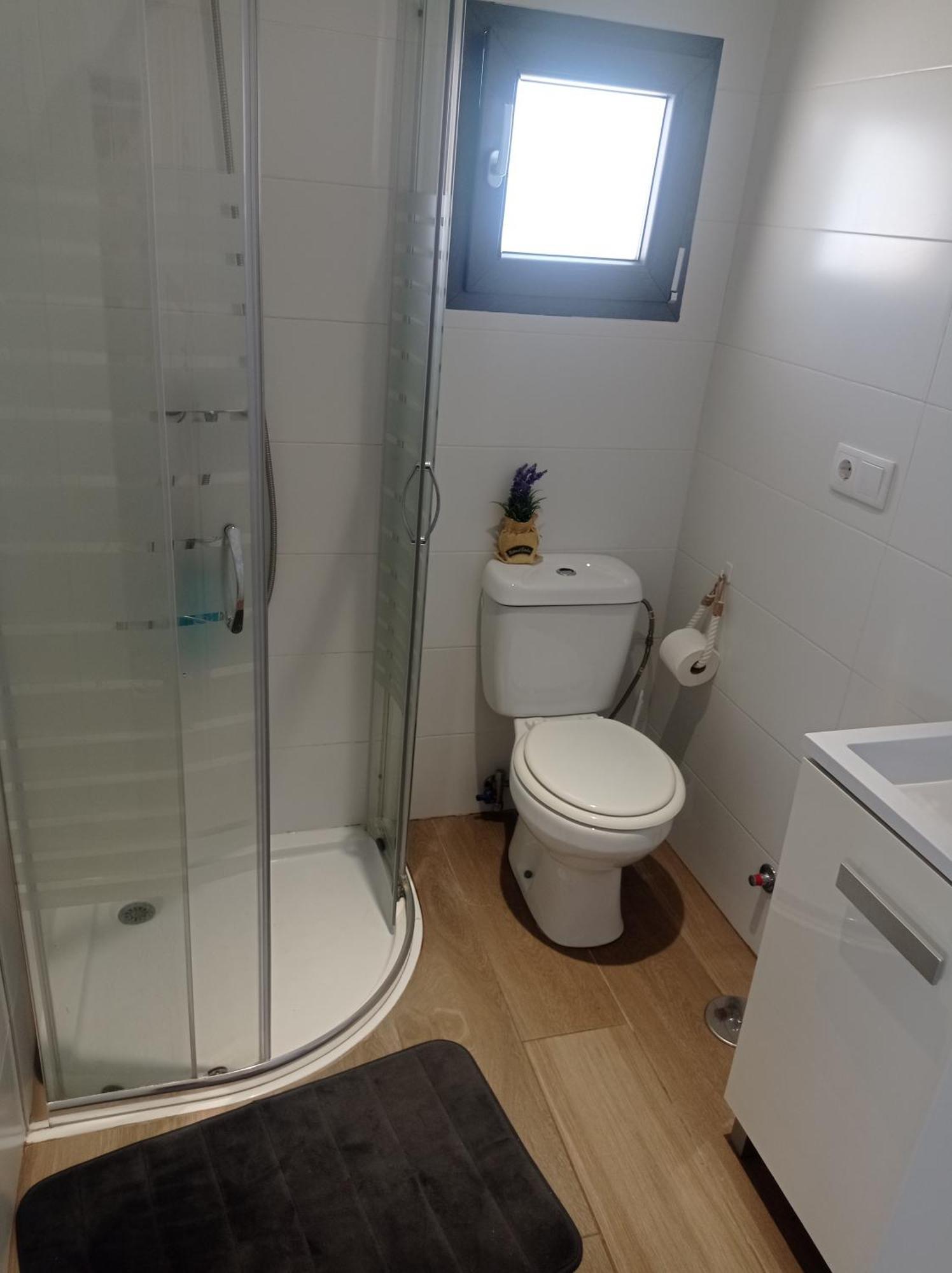 Loft para 2 personas con cocina americana con gran luminosidad, TV 42, cama de matrimonio con colchón de buena calidad, dos sofás grandes y comodos , con baño con plato de ducha,chimenea interior y 2terrazas de unos 50 metros y barbacoa exterior,pre Herencia Esterno foto