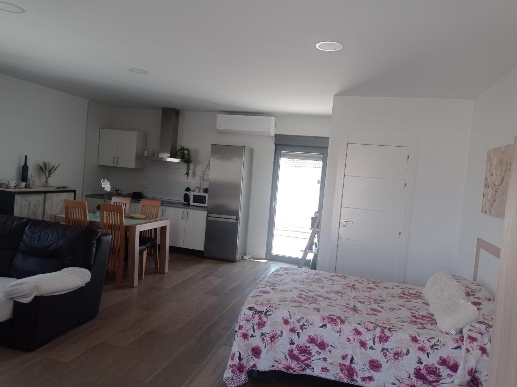 Loft para 2 personas con cocina americana con gran luminosidad, TV 42, cama de matrimonio con colchón de buena calidad, dos sofás grandes y comodos , con baño con plato de ducha,chimenea interior y 2terrazas de unos 50 metros y barbacoa exterior,pre Herencia Esterno foto