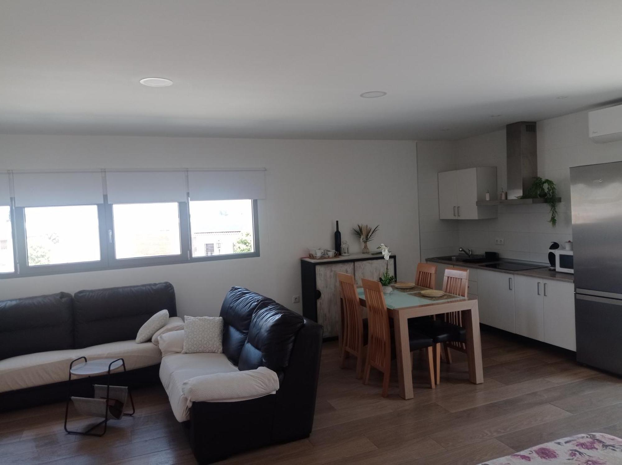 Loft para 2 personas con cocina americana con gran luminosidad, TV 42, cama de matrimonio con colchón de buena calidad, dos sofás grandes y comodos , con baño con plato de ducha,chimenea interior y 2terrazas de unos 50 metros y barbacoa exterior,pre Herencia Esterno foto