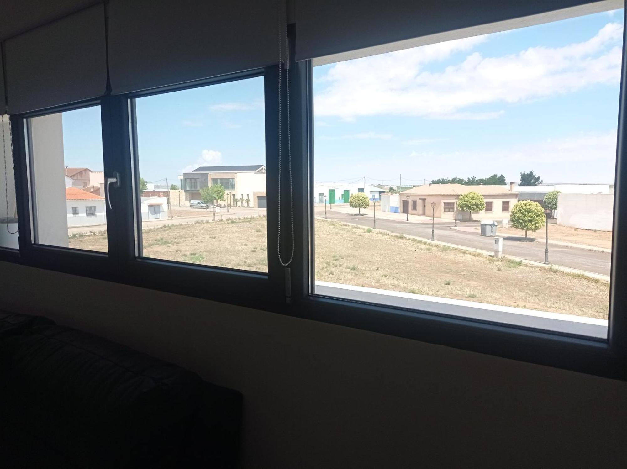 Loft para 2 personas con cocina americana con gran luminosidad, TV 42, cama de matrimonio con colchón de buena calidad, dos sofás grandes y comodos , con baño con plato de ducha,chimenea interior y 2terrazas de unos 50 metros y barbacoa exterior,pre Herencia Esterno foto