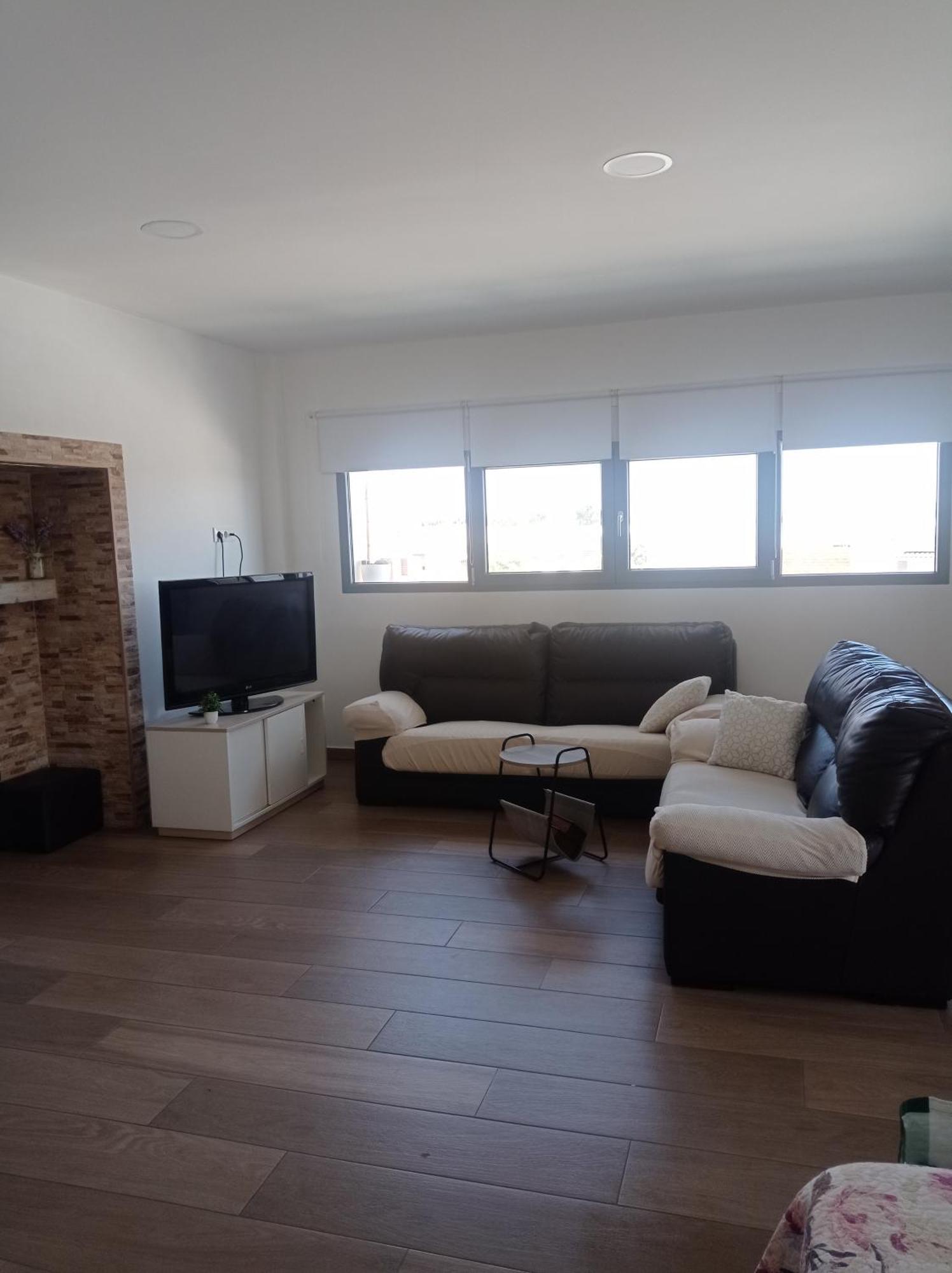 Loft para 2 personas con cocina americana con gran luminosidad, TV 42, cama de matrimonio con colchón de buena calidad, dos sofás grandes y comodos , con baño con plato de ducha,chimenea interior y 2terrazas de unos 50 metros y barbacoa exterior,pre Herencia Esterno foto
