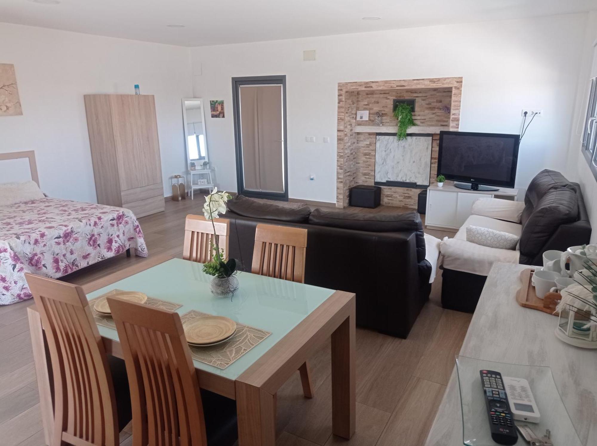 Loft para 2 personas con cocina americana con gran luminosidad, TV 42, cama de matrimonio con colchón de buena calidad, dos sofás grandes y comodos , con baño con plato de ducha,chimenea interior y 2terrazas de unos 50 metros y barbacoa exterior,pre Herencia Esterno foto