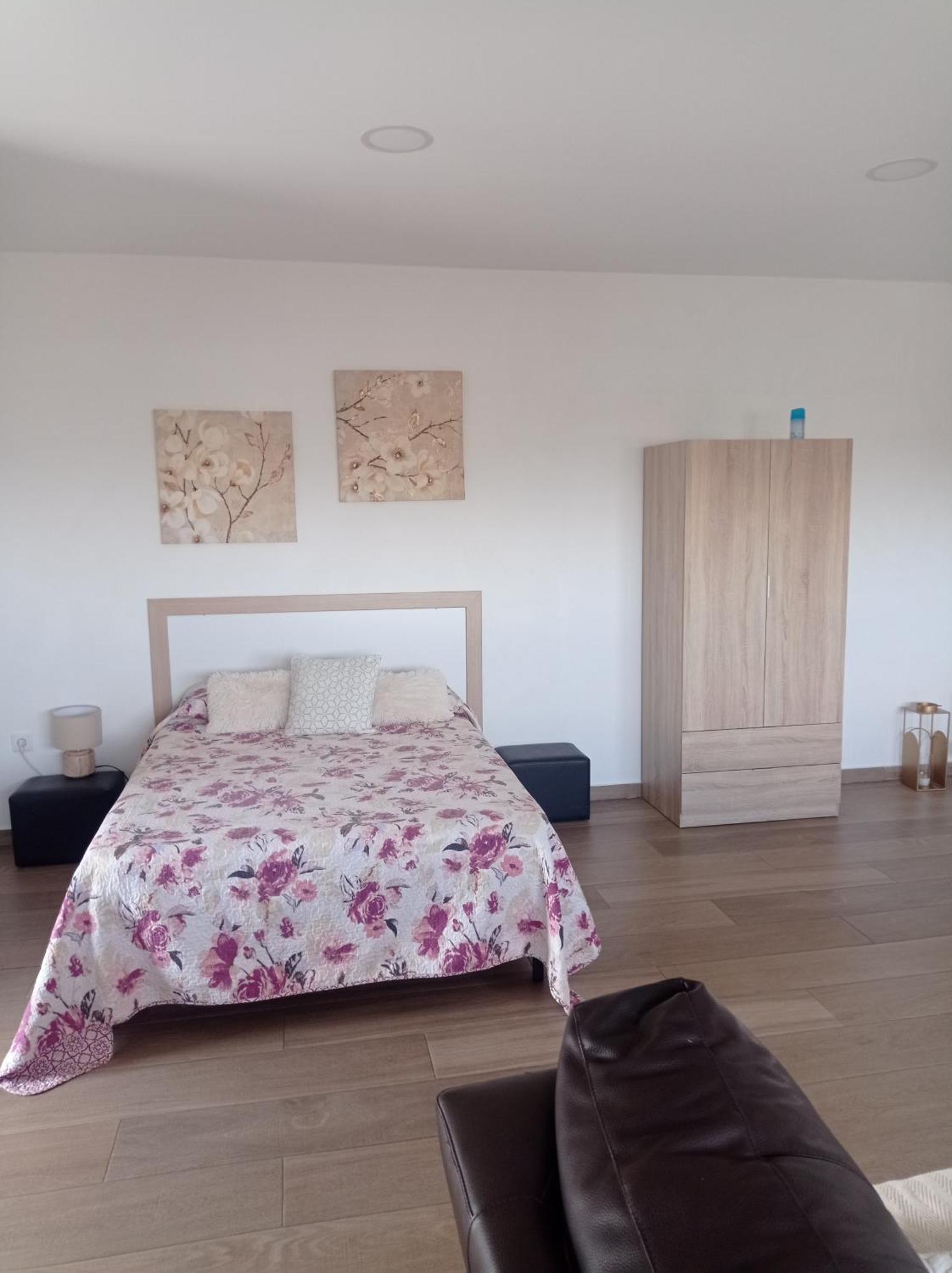 Loft para 2 personas con cocina americana con gran luminosidad, TV 42, cama de matrimonio con colchón de buena calidad, dos sofás grandes y comodos , con baño con plato de ducha,chimenea interior y 2terrazas de unos 50 metros y barbacoa exterior,pre Herencia Esterno foto