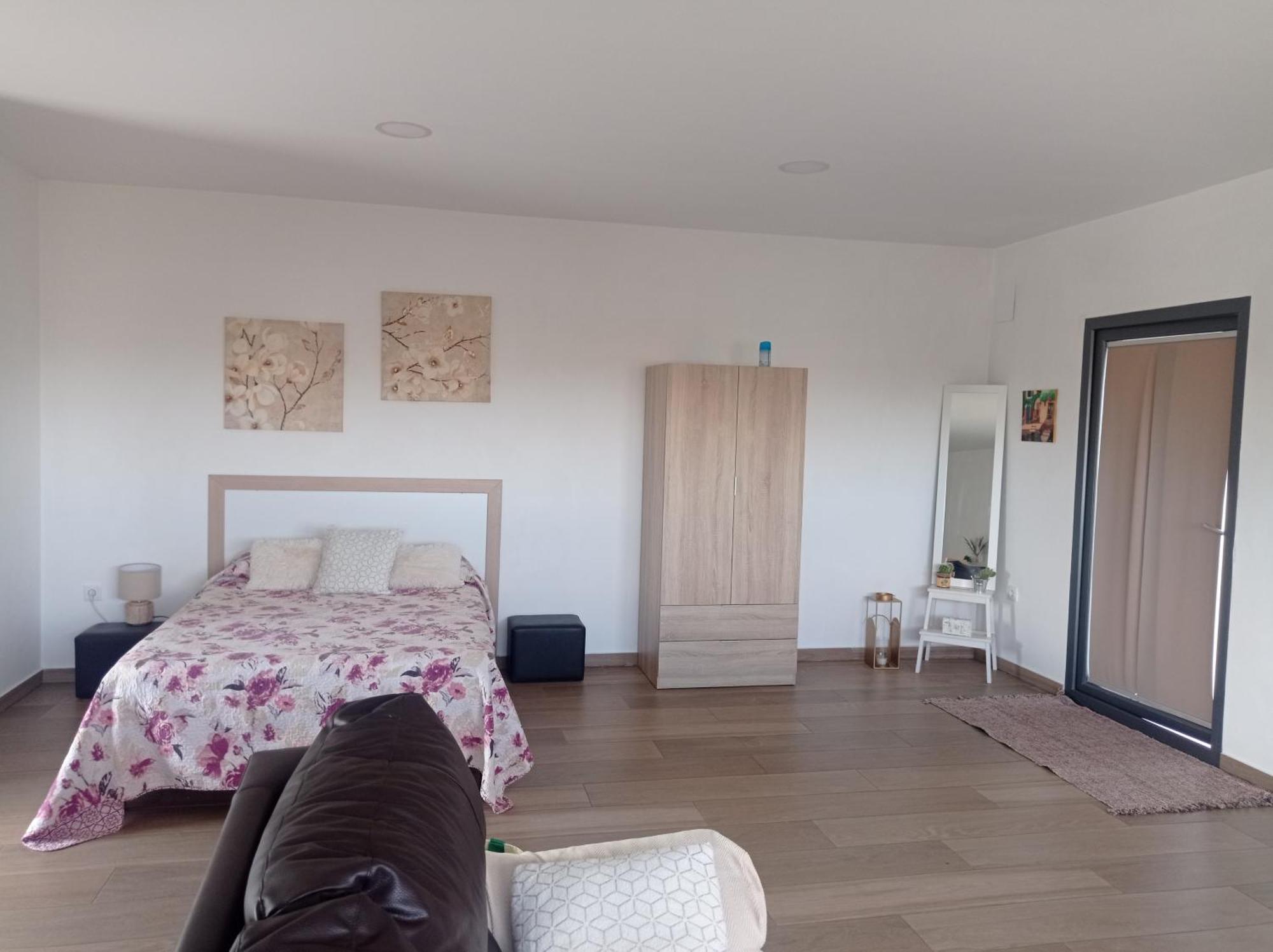 Loft para 2 personas con cocina americana con gran luminosidad, TV 42, cama de matrimonio con colchón de buena calidad, dos sofás grandes y comodos , con baño con plato de ducha,chimenea interior y 2terrazas de unos 50 metros y barbacoa exterior,pre Herencia Esterno foto