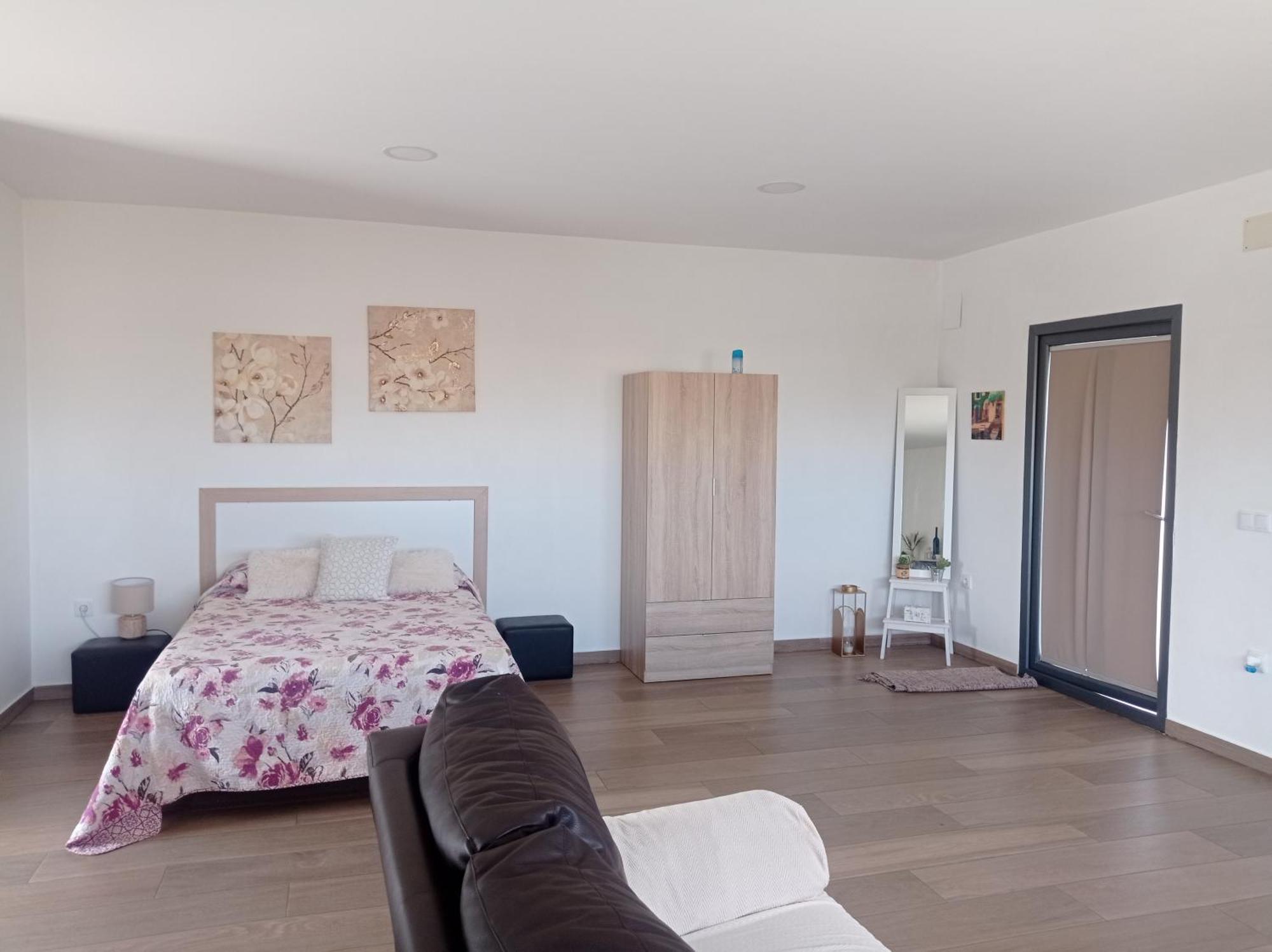 Loft para 2 personas con cocina americana con gran luminosidad, TV 42, cama de matrimonio con colchón de buena calidad, dos sofás grandes y comodos , con baño con plato de ducha,chimenea interior y 2terrazas de unos 50 metros y barbacoa exterior,pre Herencia Esterno foto