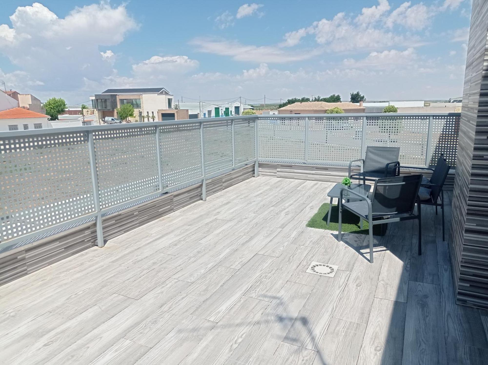 Loft para 2 personas con cocina americana con gran luminosidad, TV 42, cama de matrimonio con colchón de buena calidad, dos sofás grandes y comodos , con baño con plato de ducha,chimenea interior y 2terrazas de unos 50 metros y barbacoa exterior,pre Herencia Esterno foto